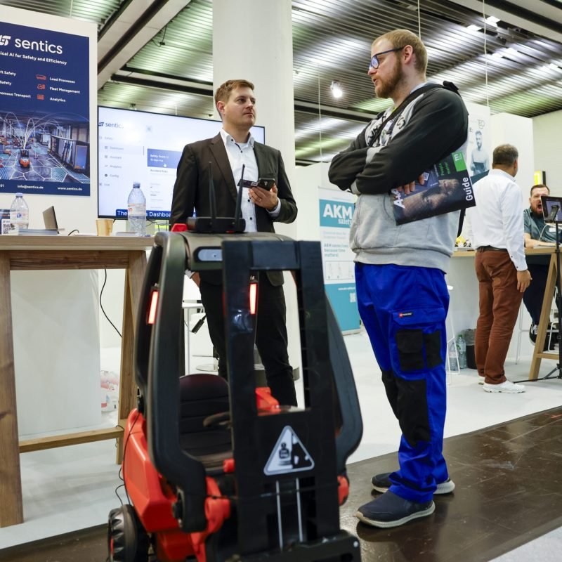 Die START-UP ZONE auf der A+A 2025 in Halle 7 ist wieder ein besonderes Highlight der Messe. Junge, kreative, zukunftsorientierte Unternehmen stellen Ihre Innovationen einem hochkarätigen Fachpublikum aus allen Bereichen des Arbeitsschutzes und der Arbeitsmedizin vor. Ob Gesundheits-App, VR-Brille oder Hightech-Textilien: Den Themen sind keine Grenzen gesetzt. Die Start-ups auf der A+A 2025 bereicheren das Angebot der Weltleitmesse durch neue Ideen. The START-UP ZONE at A+A 2025 in hall 7 is once again a special highlight of the trade show. Young, creative, future-oriented companies present their innovations to a high-caliber expert audience from all areas of occupational safety and health. Whether it's a health app, VR glasses or high-tech textiles: there are no limits to the topics. The start-ups at A+A 2025 enrich the range of the world's leading trade fair with new ideas.
